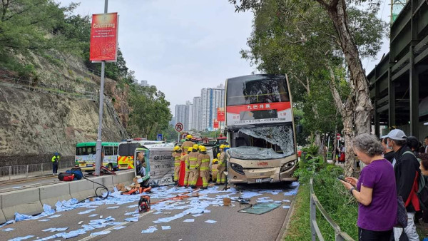 青衣客貨車失控越線硬撼巴士 車頭玻璃爆裂 3人受傷