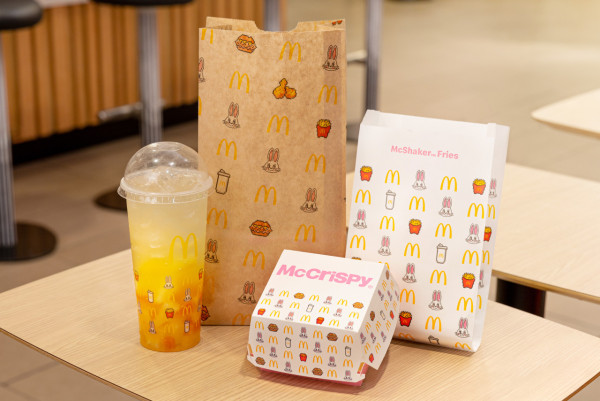 麥當勞與NewJeans聯乘推出脆爆雞腿飽及精品！NewJeans成員個人照明信片／相片座枱卡／貼紙登場