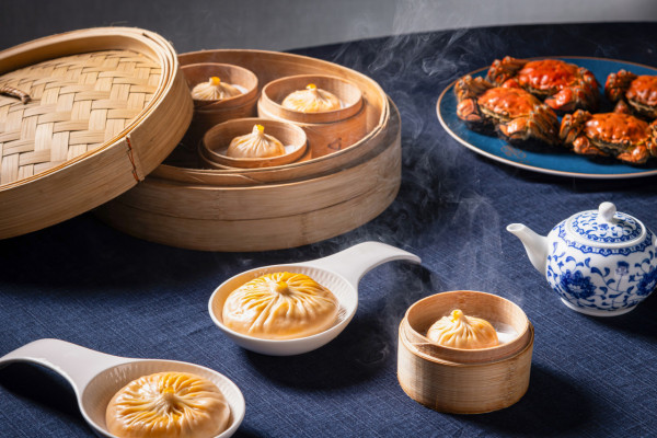 數碼港艾美酒店推出八道菜大閘蟹宴　清蒸大閘蟹／蟹粉灌湯包／蟹粉脆皮花膠／蟹粉撈飯