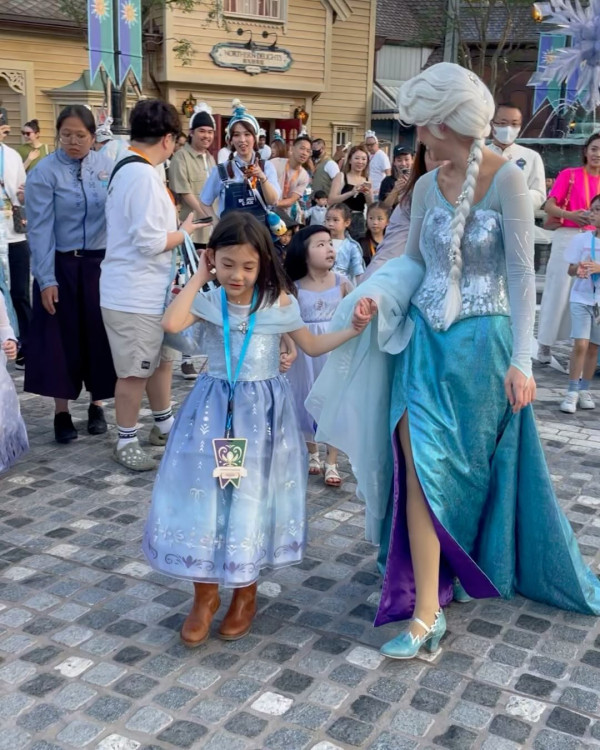 陳冠希父女罕有現身香港迪士尼 頭載Frozen頭箍舉動超寵女！