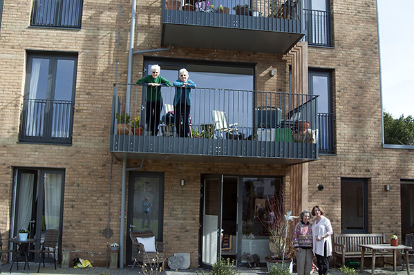 26個獨居女人齊住姑婆屋！英國女性專屬養老社區