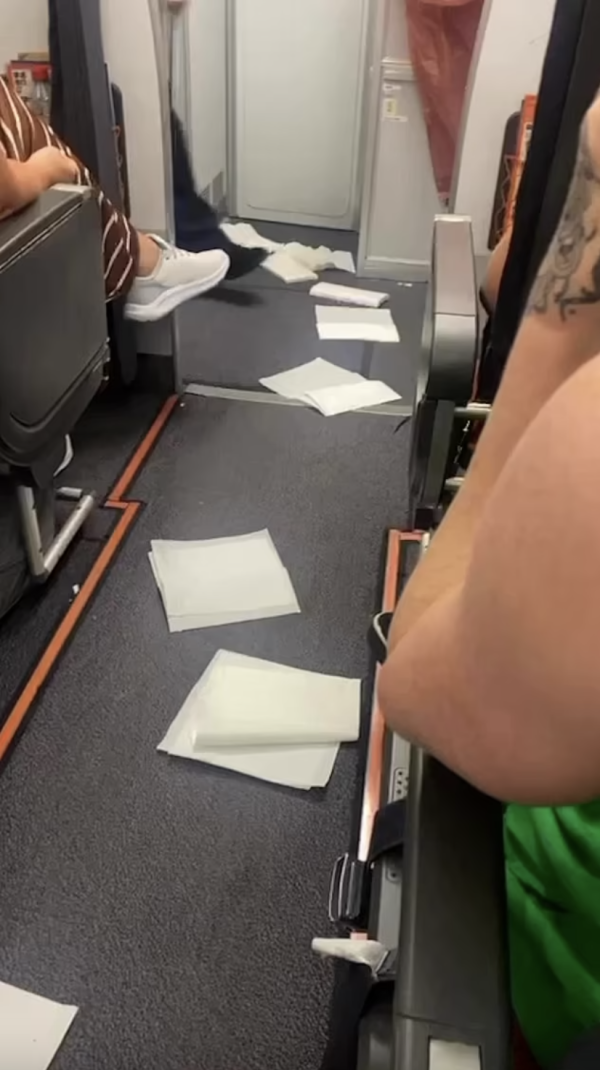 歐洲廉航連環「屎」故惹怒乘客！廁所地板驚見大便 航班急取消 