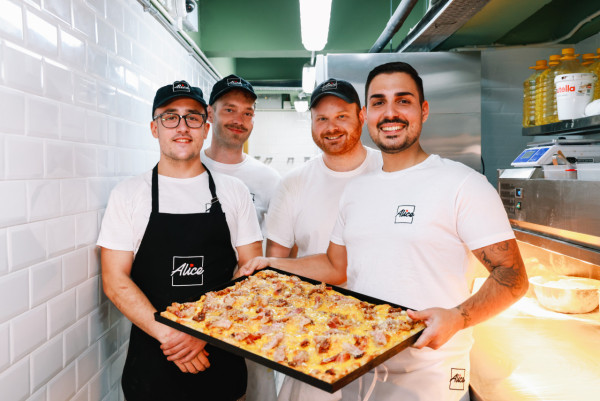 羅馬猛料薄餅店登陸 25 元起 100 克 / 20 多款長形羅馬式薄餅