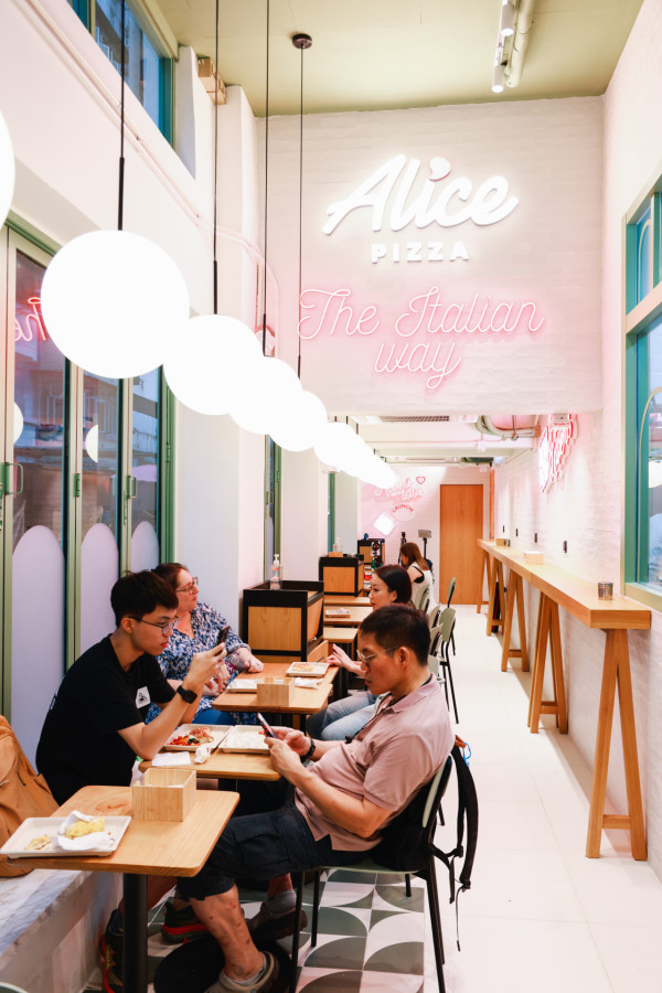 羅馬猛料薄餅店登陸 25 元起 100 克 / 20 多款長形羅馬式薄餅