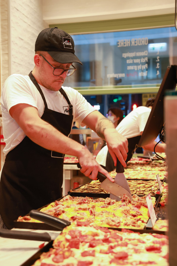 羅馬猛料薄餅店登陸 25 元起 100 克 / 20 多款長形羅馬式薄餅