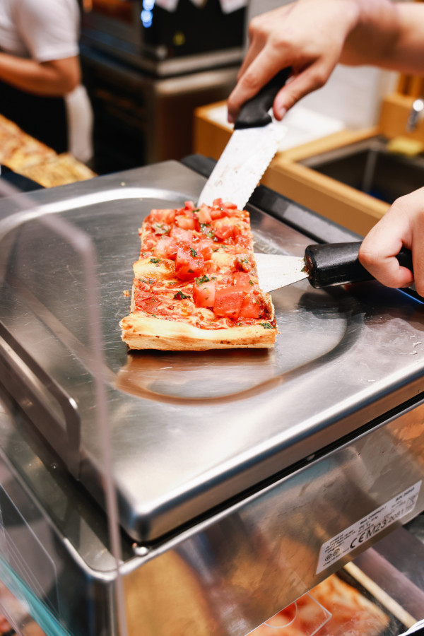 羅馬猛料薄餅店登陸 25 元起 100 克 / 20 多款長形羅馬式薄餅