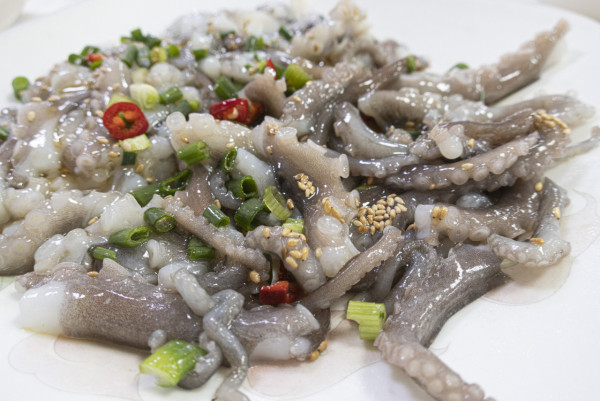 82歲翁食活章魚遭觸鬚吸喉嚨　呼吸困難致心臟驟停終窒息亡