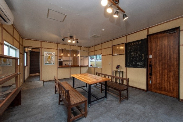 日本旅遊|巴膠注意 退役巴士變身成酒店 73年歷史車站案內所變廚房飯廳 雜物房成浴室 11月17日開業