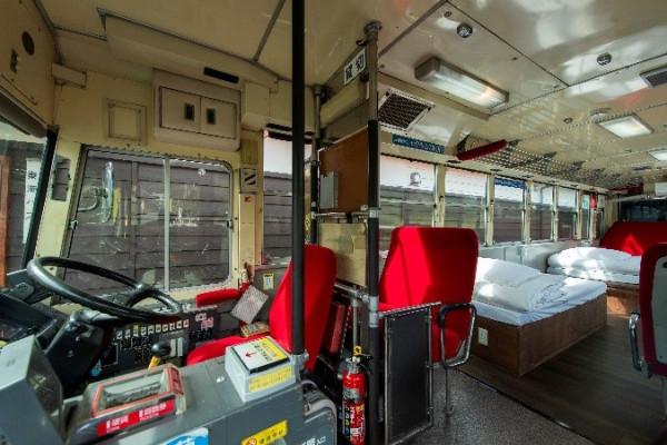 日本旅遊|巴膠注意 退役巴士變身成酒店 73年歷史車站案內所變廚房飯廳 雜物房成浴室 11月17日開業