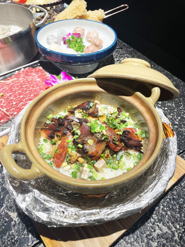 銅鑼灣正宗海南椰子雞湯火鍋 湯底用足四個椰子！鮮嫩雞件／手打丸／臘味煲仔飯