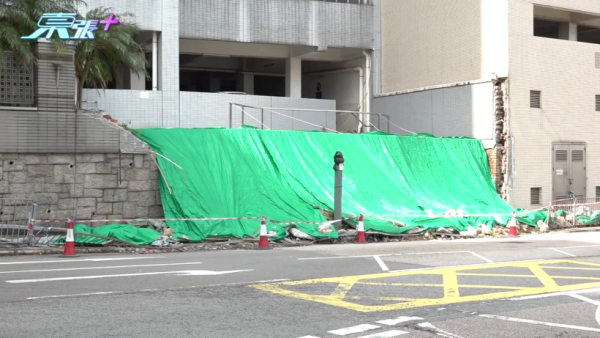 颱風蘇拉後遺症 寶馬山屋苑外牆倒塌未清理   居民被迫行出馬路勁危險！