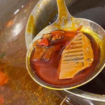 食麻辣火鍋加送配料？ 「竹筍」咬不開竟然是瓷磚