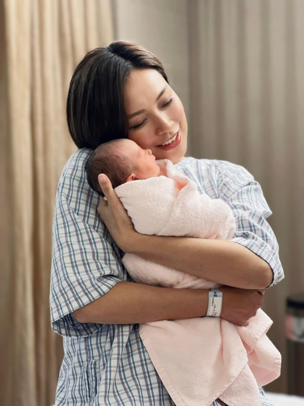 2004年港姐亞軍朱慧敏突宣布誕下6磅半小公主 報喜母女平安：「初為人母，請多指教」