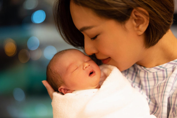 2004年港姐亞軍朱慧敏突宣布誕下6磅半小公主 報喜母女平安：「初為人母，請多指教」