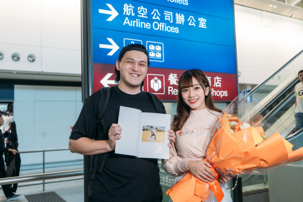 前女團成員冼迪琦衣錦還鄉返香港 機場接機實況清一色男粉絲帶埋性感寫真