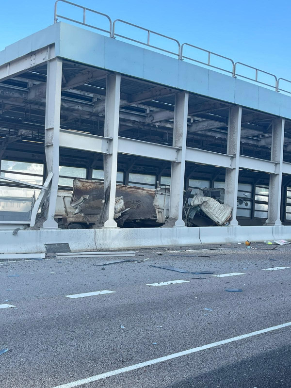 30噸泥頭車自炒車頭被劏開 疑避跑車失控撼石壆司機被困