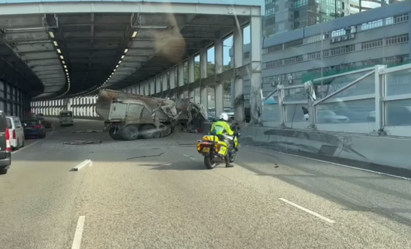 30噸泥頭車自炒車頭被劏開 疑避跑車失控撼石壆司機被困