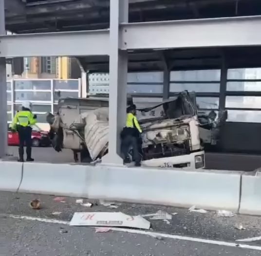 30噸泥頭車自炒車頭被劏開 疑避跑車失控撼石壆司機被困