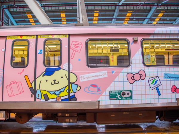 台北捷運XSANRIO彩繪車廂登場 得1條線坐到！大型打卡位+紀念悠遊卡 