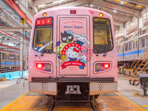 台北捷運XSANRIO彩繪車廂登場 得1條線坐到！大型打卡位+紀念悠遊卡 