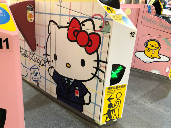 台北捷運XSANRIO彩繪車廂登場 得1條線坐到！大型打卡位+紀念悠遊卡 