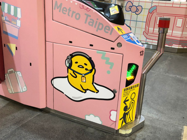 台北捷運XSANRIO彩繪車廂登場 得1條線坐到！大型打卡位+紀念悠遊卡 