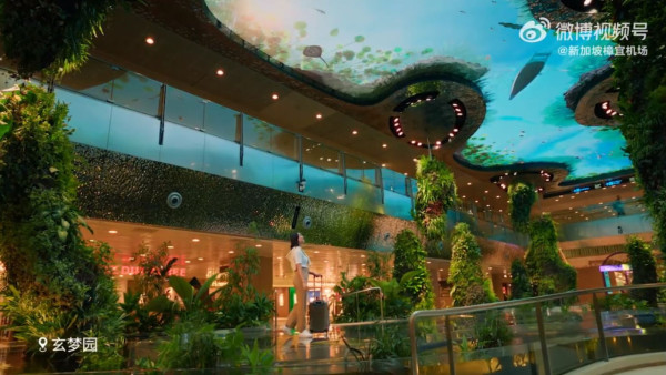 新加坡樟宜機場T2航站重開新增4大打卡位！14米電子瀑布/水舞花園/肖像航班顯示屏 