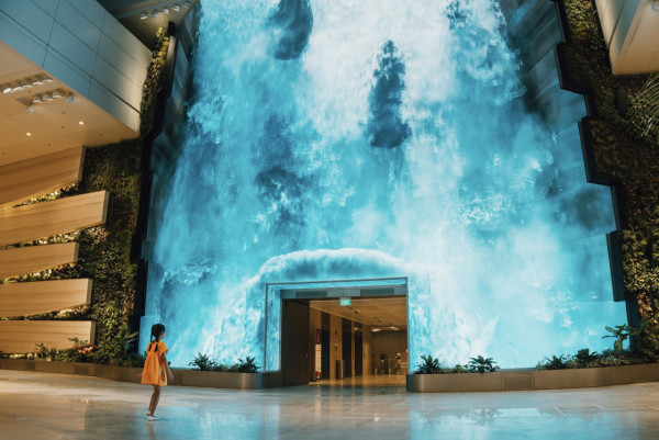 新加坡樟宜機場T2航站重開新增4大打卡位！14米電子瀑布/水舞花園/肖像航班顯示屏 