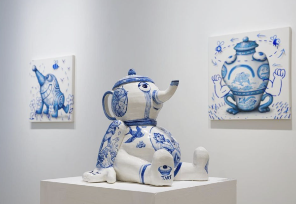 英國藝術家《天真藍調》展覽喚醒「內在小孩」  以陶瓷雕塑／畫作 重塑兒時創作