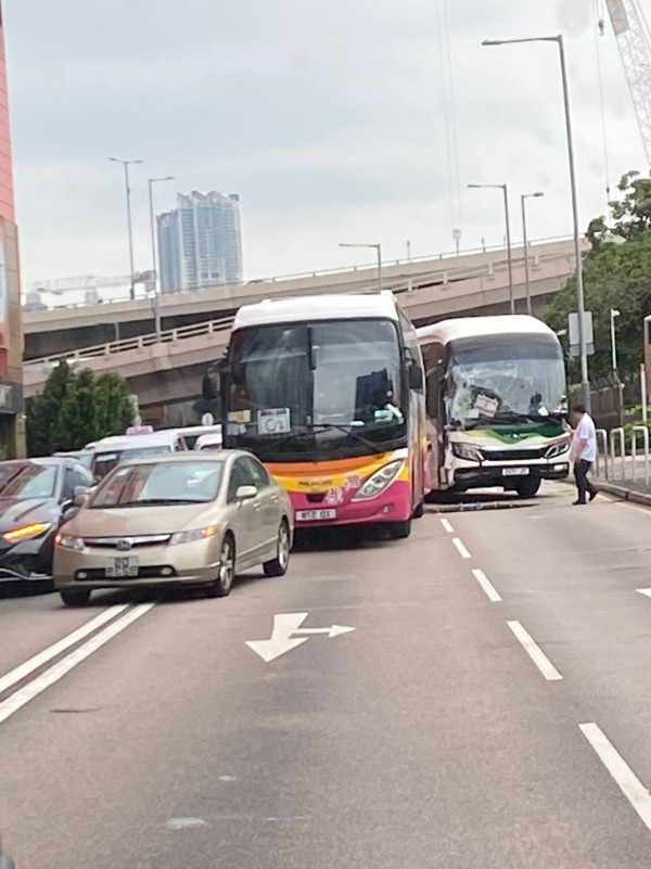 觀塘常怡道兩架旅遊巴相撞 車頭玻璃嚴重爆裂