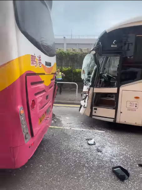 觀塘常怡道兩架旅遊巴相撞 車頭玻璃嚴重爆裂