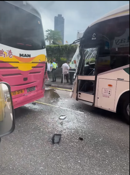 觀塘常怡道兩架旅遊巴相撞 車頭玻璃嚴重爆裂