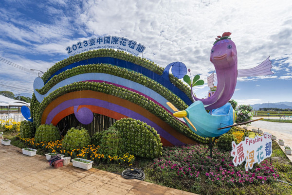 台灣旅遊｜台中國際花毯節2023開鑼！夢幻漂浮城堡花卉／4公頃向日葵花海 