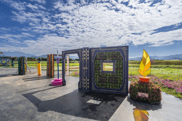 台灣旅遊｜台中國際花毯節2023開鑼！夢幻漂浮城堡花卉／4公頃向日葵花海 