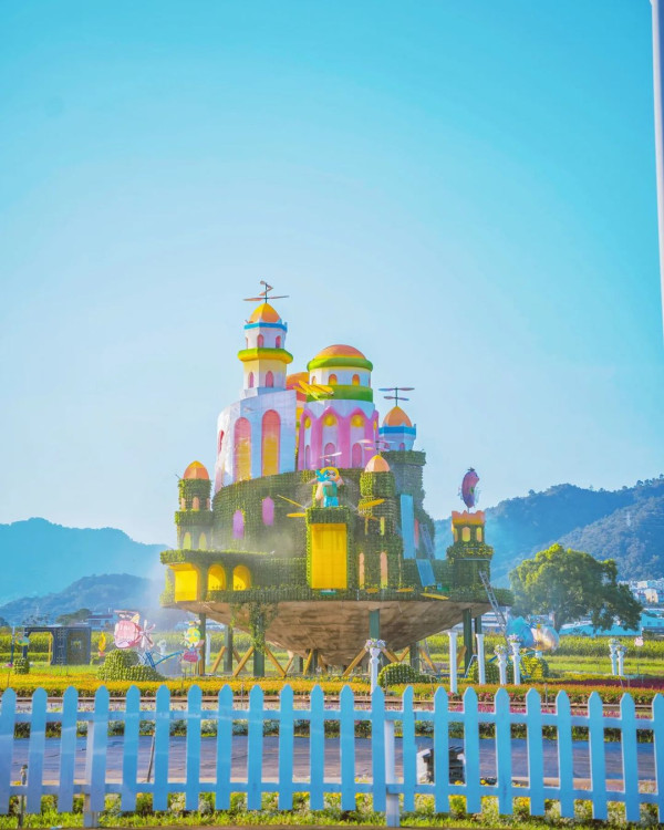 台灣旅遊｜台中國際花毯節2023開鑼！夢幻漂浮城堡花卉／4公頃向日葵花海 