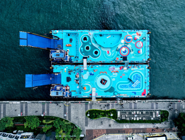11 月12日新世界維港泳 首度舉辦海上遊樂場！ 鞦韆、彈床等遊樂設施現身維港