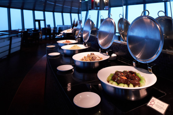 澳門旅遊塔360°旋轉餐廳自助餐（圖片來源︰Macau Tower Facebook）