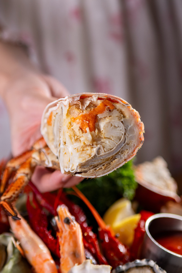 酒店石燒牛扒半自助餐 7 折食！ 任食即開生蠔 + 龍蝦 + 12 款甜品