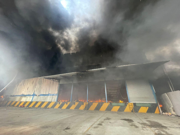 流浮山貨倉回收場三級火黑煙沖天 火場爆炸兩消防員受傷 大量人群疏散