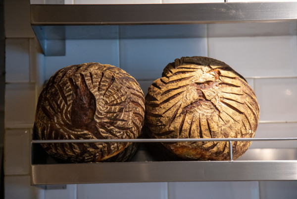 54 年酸種手工 Sourdough  餡料超載開放式三文治