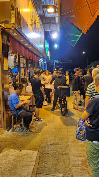 香港夜繽紛！元朗霸王雞餐廳回復舊時光景？非結業仍現人流街坊：超多人排隊希望維持下去
