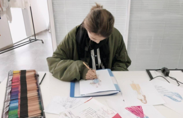 16歲富二代少女吃飯要人餵 全家輪流服侍／6年後變成這樣...