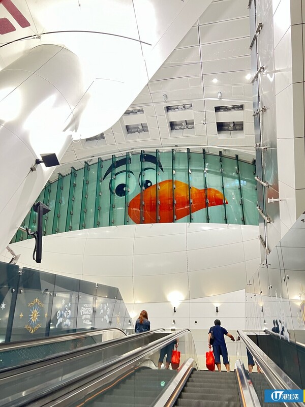 魔雪奇緣世界︱金鐘港鐵站巨型Olaf小白現身玻璃天窗 宣傳迪士尼新園區
