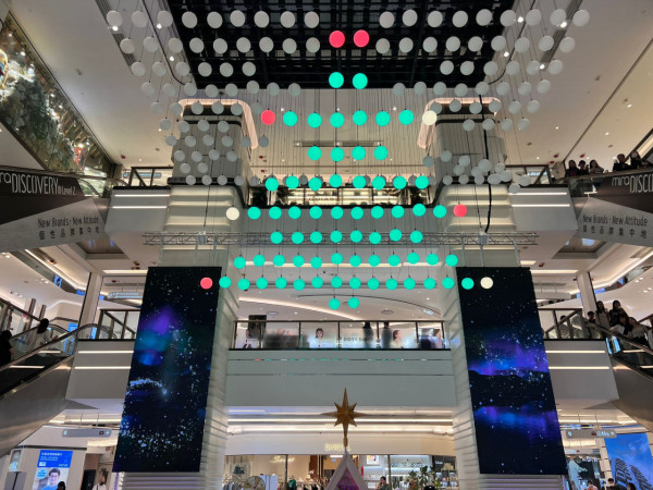 尖沙咀Mira Place首個AI極光音樂匯演！7米高幻彩玻璃屋+12星座聖誕老人