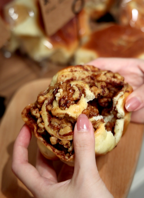 西班牙回流麵包師 賣低脂低卡德國鹼水麵包 / 肉桂卷鹹水貝果超美味！