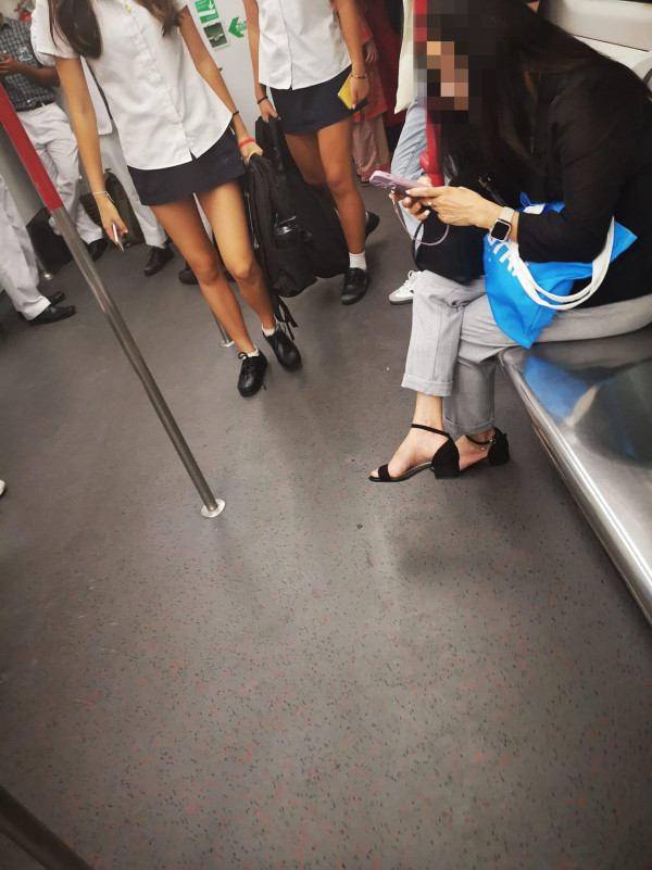 3名女學生坐港鐵月台地下？港男不滿放上網公審反被圍插 後續咁做