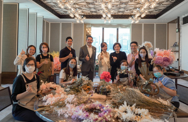 香港瑰麗酒店捐贈宴會棄置鮮花　 助基層婦女透過花藝重拾自我　收益全數捐贈YMCA社企「花樂誰家」