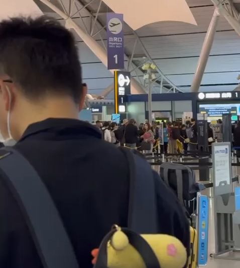 網民：關西機場飛機不等人 1事錯過登機時間！行李被扔出飛機 