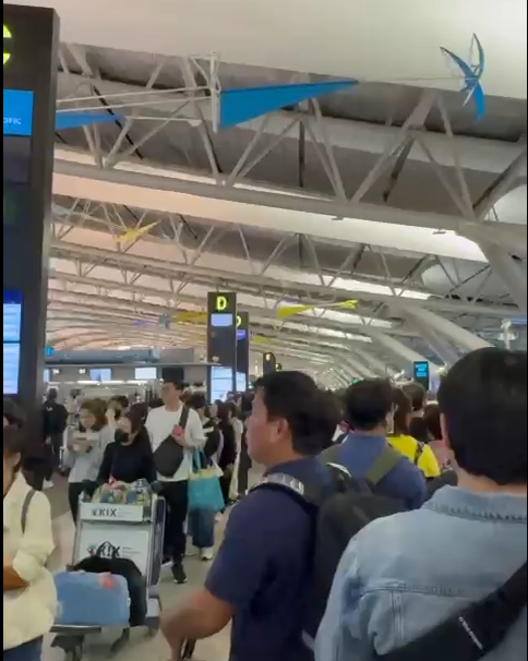 網民：關西機場飛機不等人 1事錯過登機時間！行李被扔出飛機 