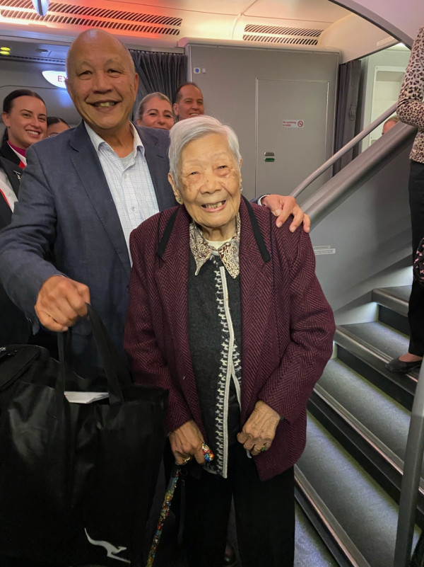 比澳航還老！103歲婆婆成澳航最年長乘客 悉尼返港獲全機歡迎 